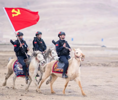 <b>马背上的格桑花 女子骑警队为折多山添“最美风景线”</b>