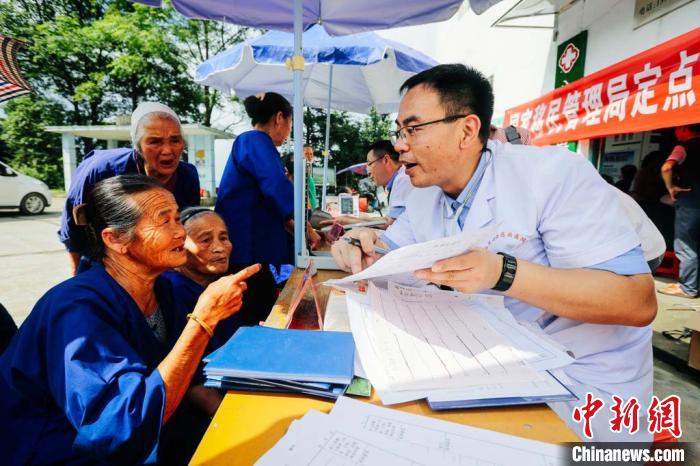 国家移民管理局派出医疗队为群众健康检查 钟欣 摄