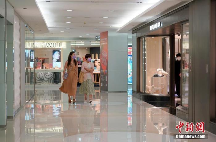 5月3日，香港海港城的奢侈品店门可罗雀。 <a target='_blank'  data-cke-saved-href='http://www.chinanews.com/'>中新社</a>记者 href='http://www.chinanews.com/'>中新社</a>记者 张炜 摄