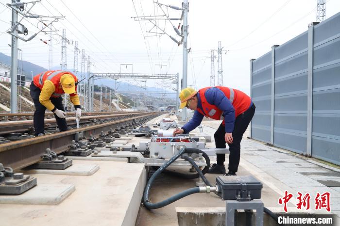 图为郑渝高铁新建重庆段联调联试前，职工正在对铁轨等设施进行检测。　晏涛 摄