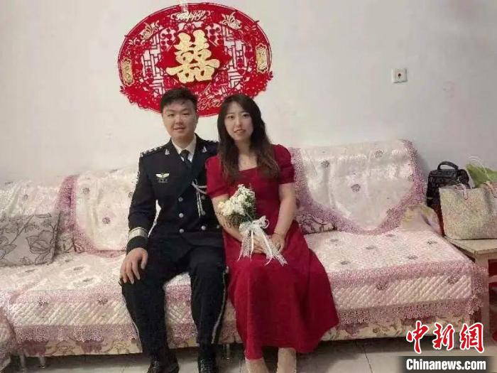 张晓彦和妻子用微信举办婚礼接收亲朋好友祝福 天津市政法委供图