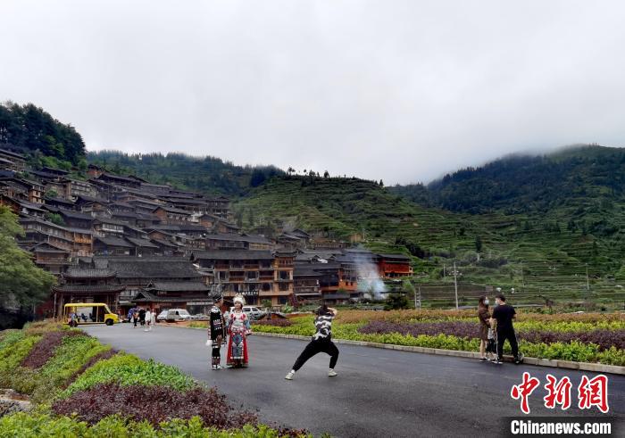 图为旅拍摄影师为游客拍照。　周燕玲 摄