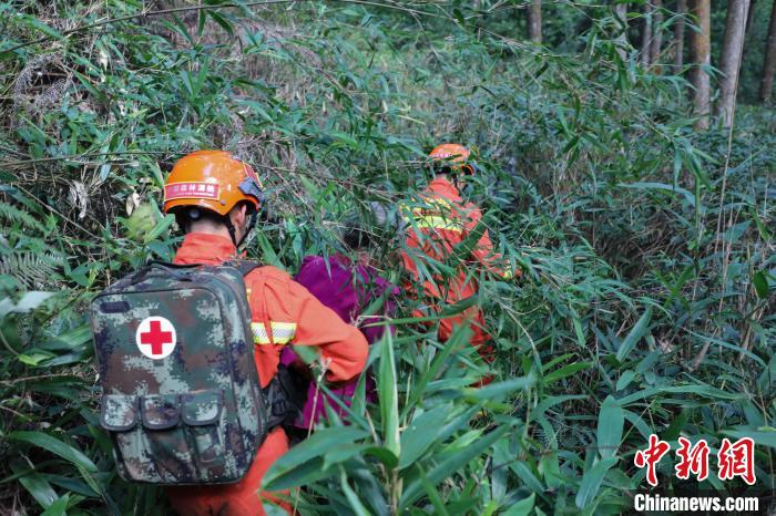 图为救援人员护送失联人员下山。　李袁辉 摄