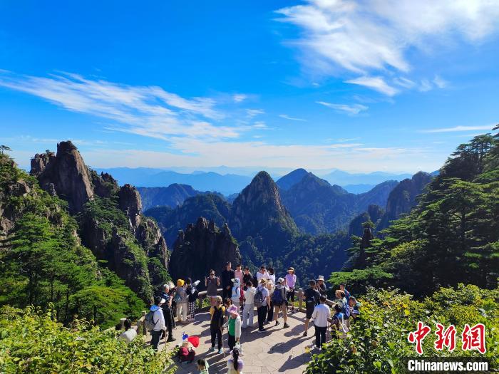 游客观赏黄山美景 许永杰 　摄