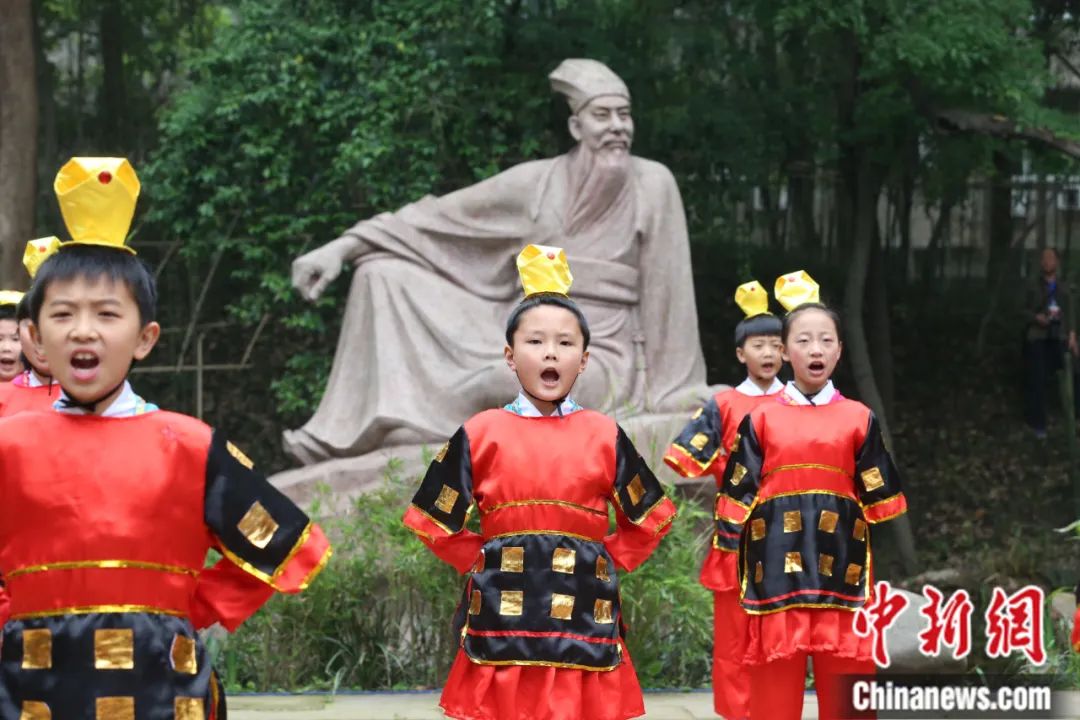 2016年4月在四川眉山三苏祠举行“诵经典，习礼仪，拜三苏”的活动。<a target='_blank' href='/'>中新社</a>发 张忠苹 摄