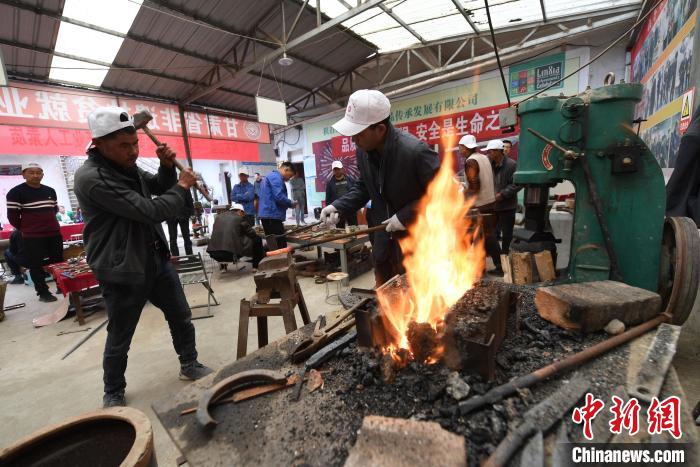 图为甘肃临夏州积石山县民间艺人制作保安族腰刀。(资料图) 杨艳敏 摄