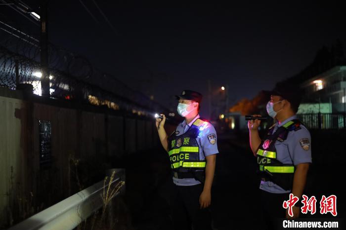 中秋团圆夜，南宁铁路公安局柳州公安处三江南站派出所民警在高铁线路边检查隐患。　刘余俊 摄