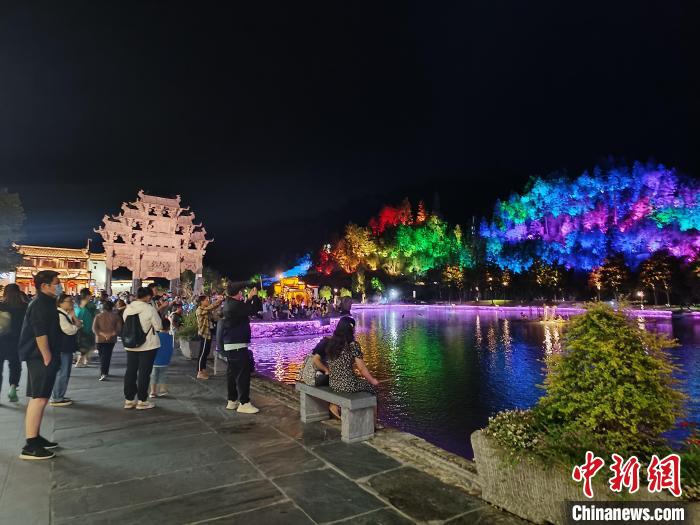 世界文化遗产地安徽黟县古村“夜经济”国庆假期展活力