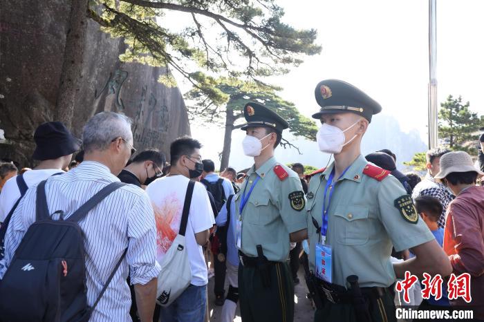 武警官兵在迎客松前执勤 刘磊 摄