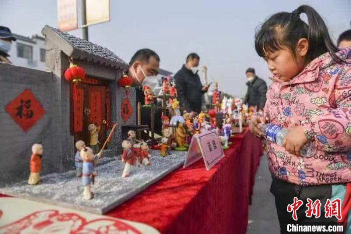 山东曲阜年味拉满市民逛大集寻特色文化