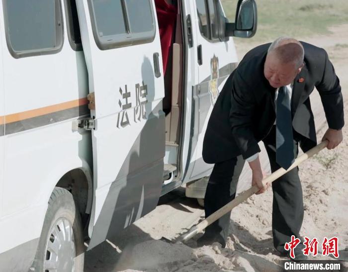 牧区土路崎岖不平，尘土飞扬，一行人在路上意外陷车。庞文秀说，沙尘暴、陷车、爆胎都是常事。　湖南卫视供图