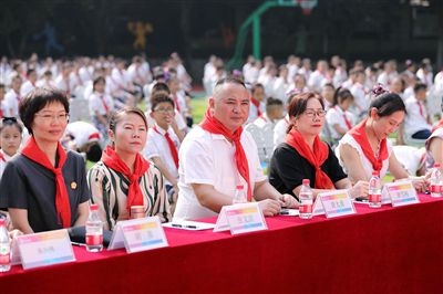 图②：全国人大代表与朵力小学学生一起听课。