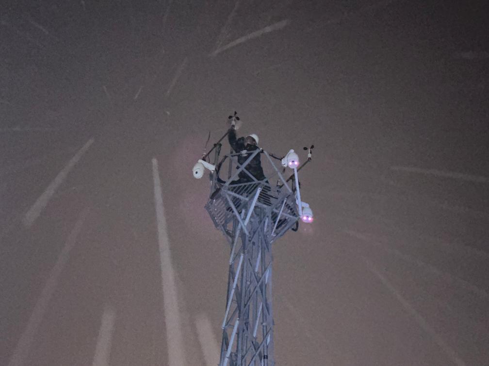 　　11月5日夜间，库伦旗气象部门工作人员冒着风雪爬上风塔，排除风速传感器故障。（受访者供图）