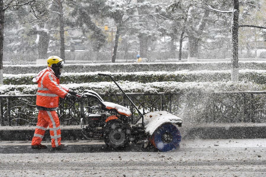 　　11月6日，在长春市人民大街，环卫工人操作清雪机清理路面积雪。新华社记者 张楠 摄